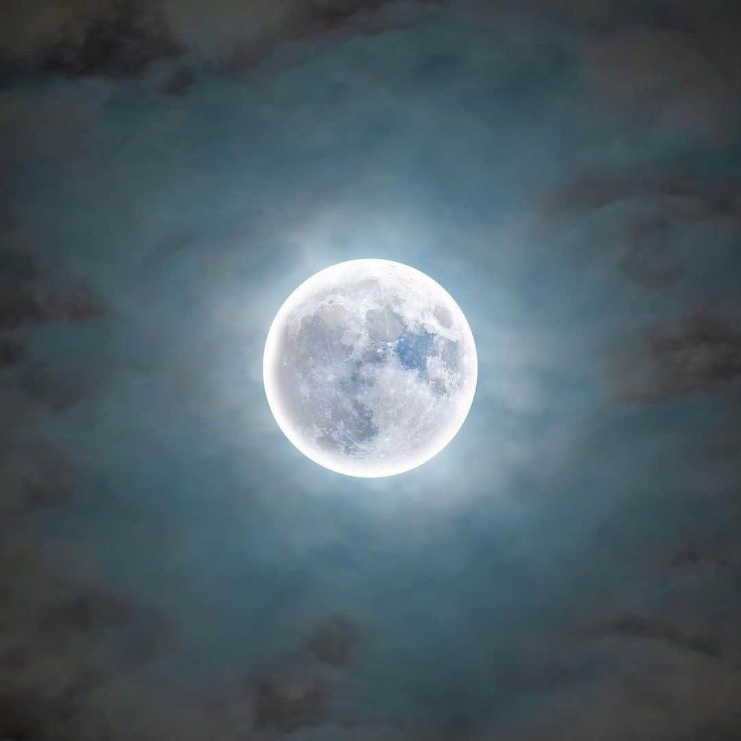 motherdenimのインスタグラム：「October’s Full Moon “Blood Moon” Peaks Today 🌕  The sky will be adorned with a luminous full moon, also known as the Hunter’s Moon because Native Americans used it to hunt during this time of year.  It symbolizes nature’s transition and the arrival of fall and signifies abundance and preparation. Let’s soak the vibrant energy, reflect on our journeys, and prepare ourselves for the changes ahead. 🍂✨  📸: @astronycc」