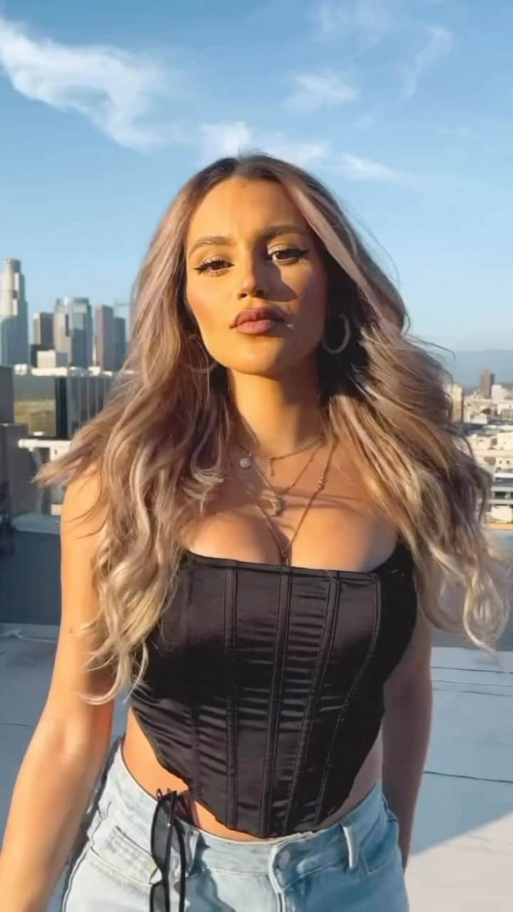 Val Mercadoのインスタグラム：「Forever that girl 🫶🏼💕」