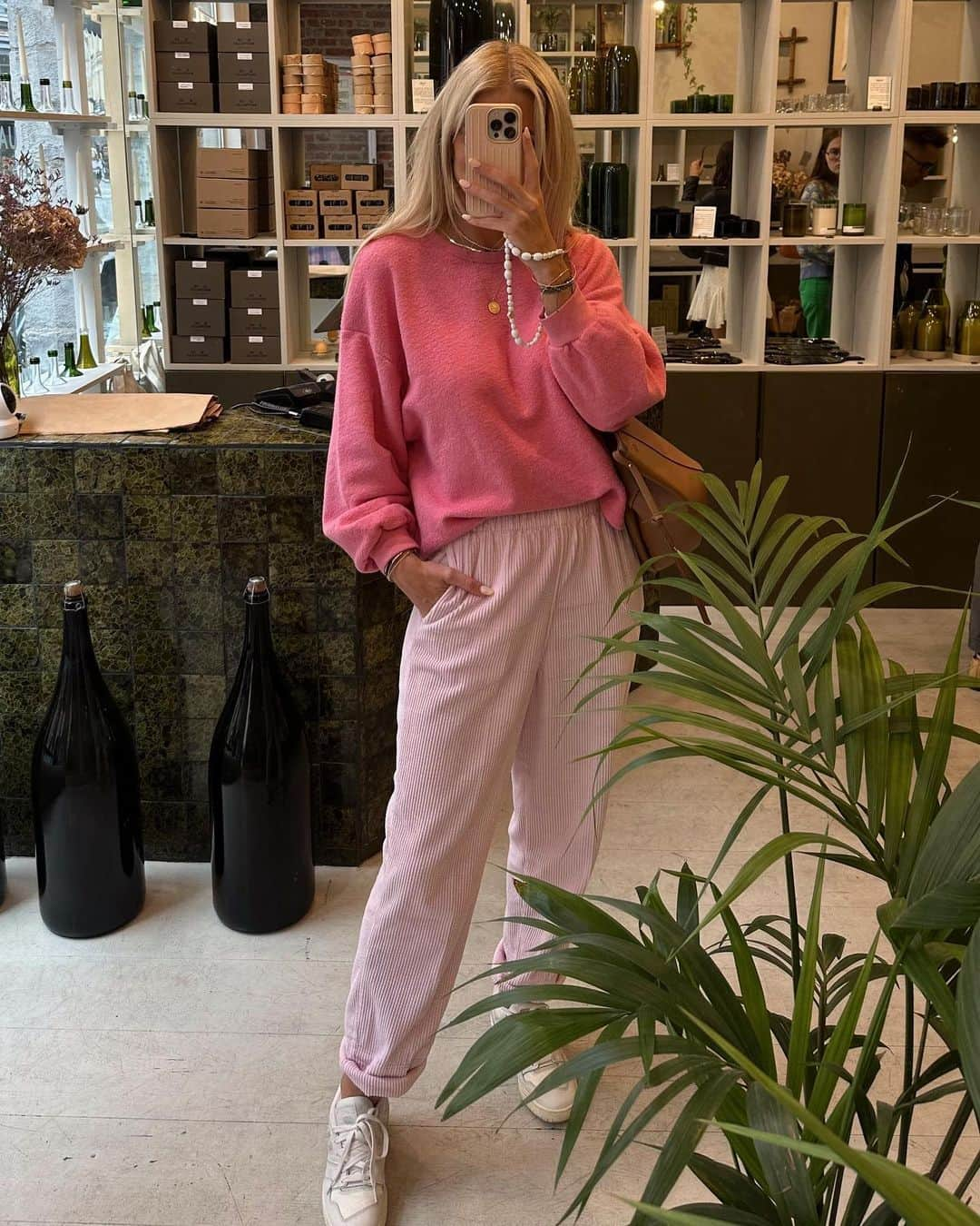 アメリカンビンテージさんのインスタグラム写真 - (アメリカンビンテージInstagram)「Dear friends 💕 @jessmeupp  is wearing our women's sweat bobypark and pants padow 🍭」10月29日 1時01分 - americanvintage_officiel