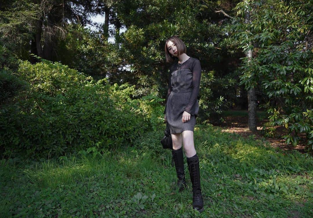 仲村美香のインスタグラム：「PRADAのブーツが履きたくて…♡ ミニ丈のワンピースを着てみた😍🫶 トップスだけUNIQLOさん。  TOPS @uniqlo_jp  ONE-PIECE @stellamccartney  BOOTS @prada  BAG @newbottega」