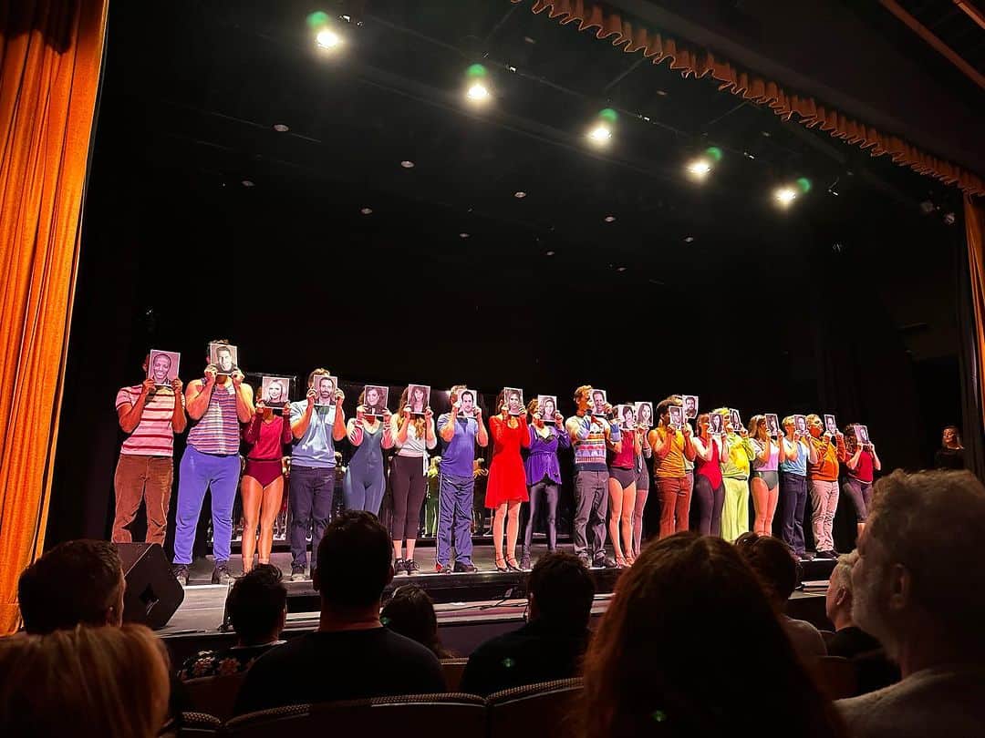 アビゲイル・スペンサーのインスタグラム：「T’was truly “One Night Only”🎩🌟. @thegroundlings mount a full production of A CHORUS LINE for one night only... with only one night to prepare. Truly a singular sensation with this bonkers-amazing talented fiasco of an ensemble. A fundraiser for below-the-line workers impacted by the strike @mptf👯‍♀️ Directed by @andrewleeds」