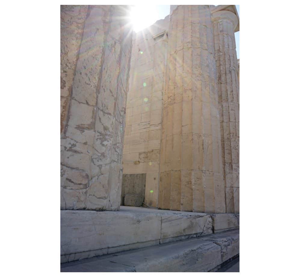 楫真梨子さんのインスタグラム写真 - (楫真梨子Instagram)「パルテノン神殿は想像よりもはるかに大きかった😳ヘロディス・アッティコス音楽堂(3枚目)も美しく壮大な造りに圧倒されました✨  眩し過ぎて全部の写真目を瞑っています、、」10月29日 1時18分 - kajimari1226