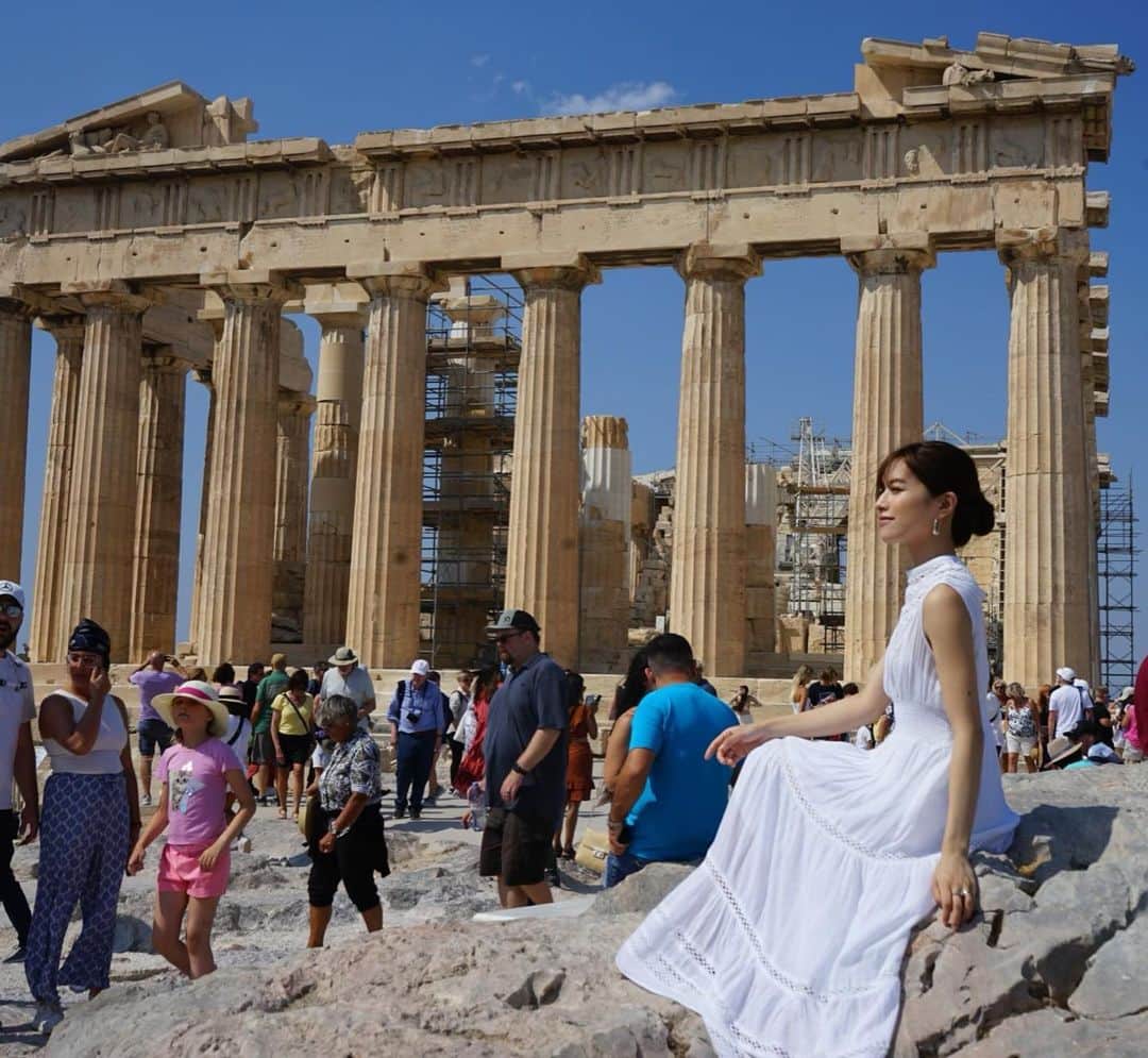 楫真梨子のインスタグラム：「パルテノン神殿は想像よりもはるかに大きかった😳ヘロディス・アッティコス音楽堂(3枚目)も美しく壮大な造りに圧倒されました✨  眩し過ぎて全部の写真目を瞑っています、、」