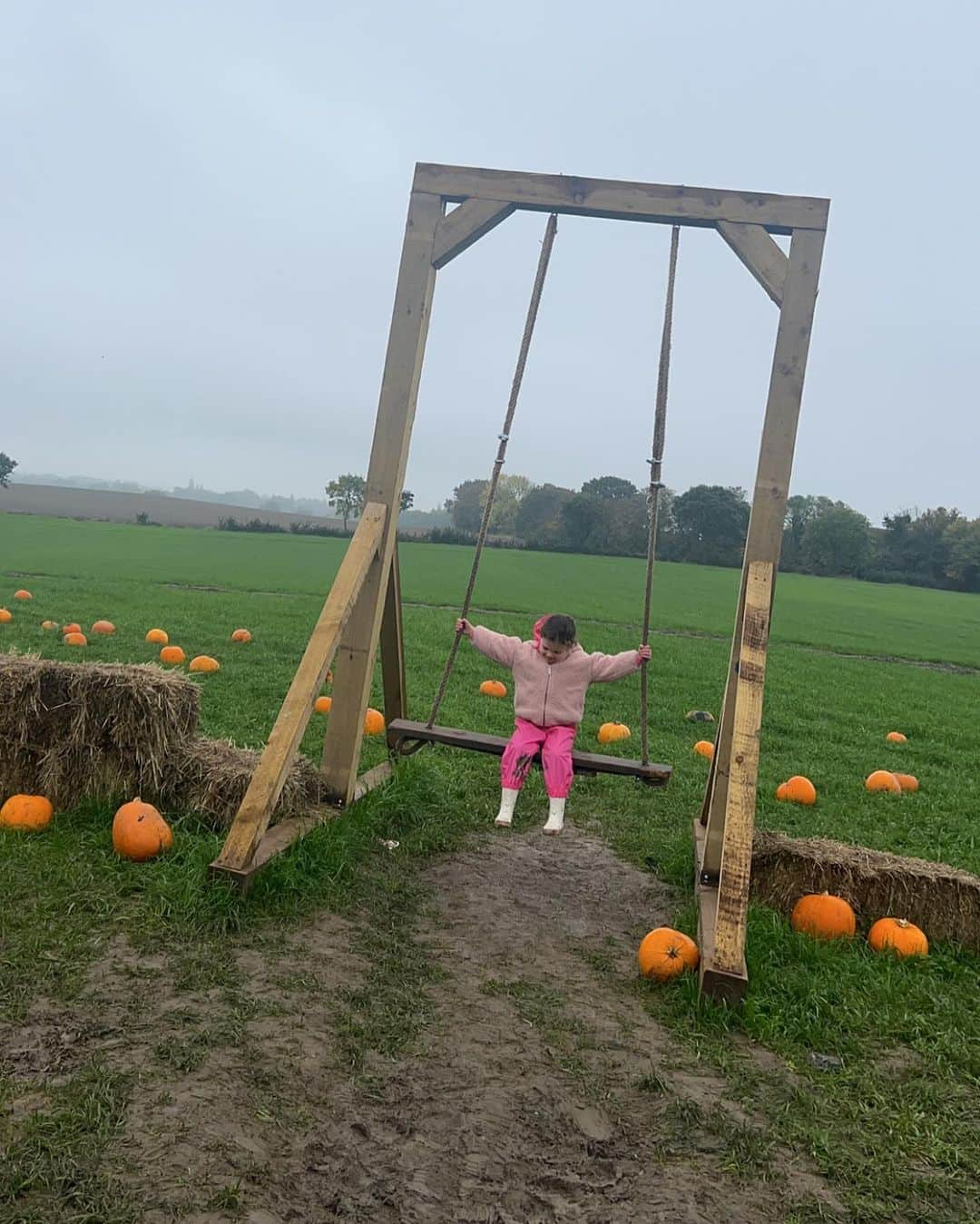 GazGShoreさんのインスタグラム写真 - (GazGShoreInstagram)「Couple 📸 from the farm 📍 @horncastlefarm   Perfect saturday 🎃 🥰」10月29日 2時00分 - gazbeadle