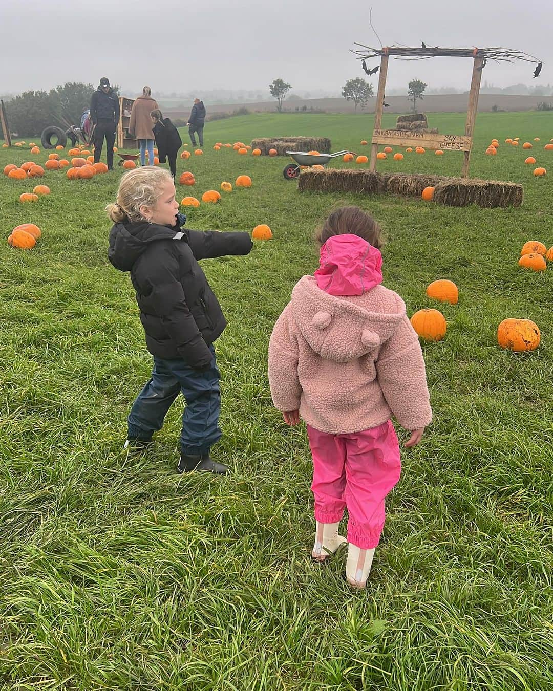 GazGShoreさんのインスタグラム写真 - (GazGShoreInstagram)「Couple 📸 from the farm 📍 @horncastlefarm   Perfect saturday 🎃 🥰」10月29日 2時00分 - gazbeadle