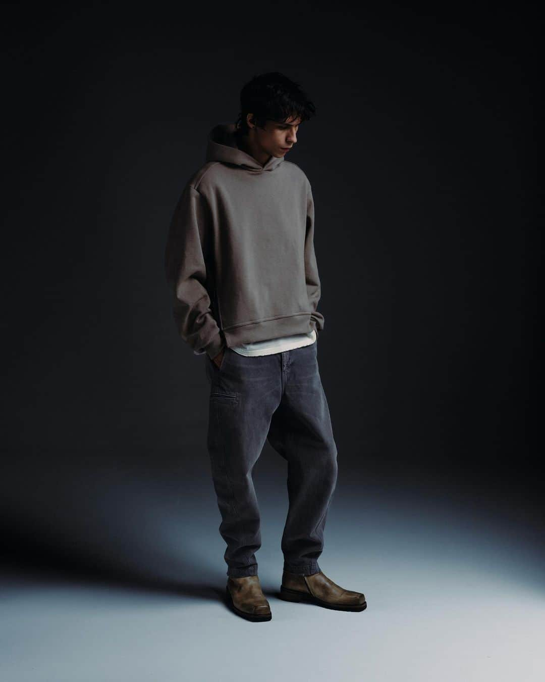 ジョン エリオットさんのインスタグラム写真 - (ジョン エリオットInstagram)「Studio Fleece - Tomorrow, 10.29  Five styles are crafted with 440 GSM heavyweight fabric. For the first time, subtle, logo-Embossed hardware appears.   The Hooded Villain 2.0 is boxy and cropped with attitude. A new Escobar is refined with a relaxed, tailored fit and short rib. Sendai’s curved, ergonomic seams are available, for the first time, in a non-denim make. All-new designs include the Tilted Hoodie, with an organic, cropped fit and neckline that’s intended to reveal base layers, and the Bogota Hoodie - based off the block of a vintage bomber.」10月29日 1時23分 - johnelliottco