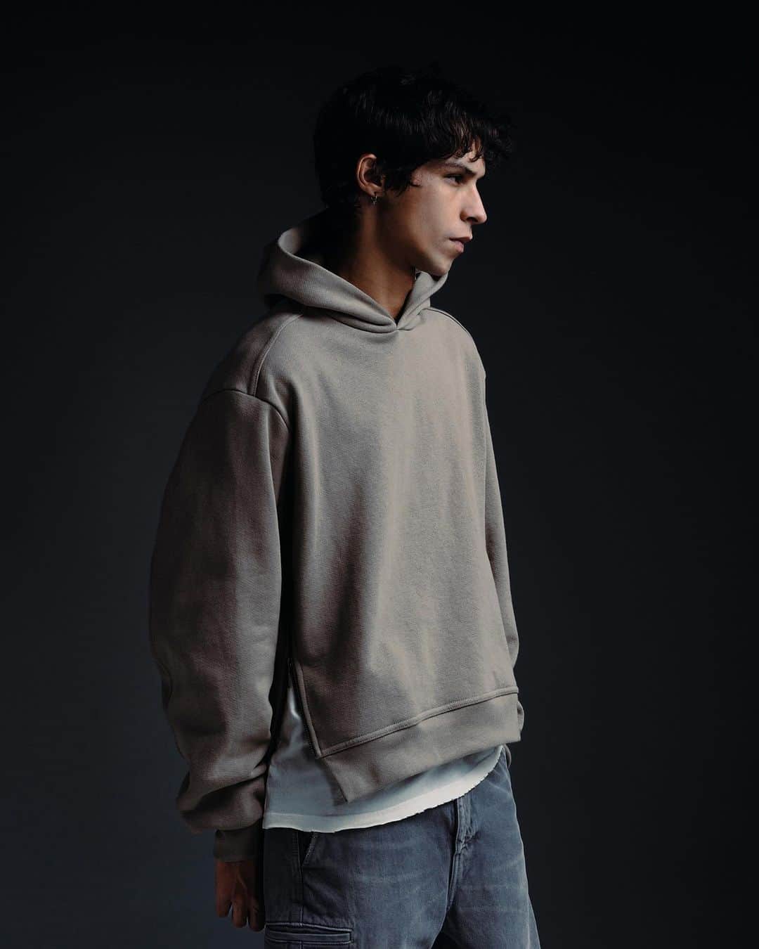 ジョン エリオットのインスタグラム：「Studio Fleece - Tomorrow, 10.29  Five styles are crafted with 440 GSM heavyweight fabric. For the first time, subtle, logo-Embossed hardware appears.   The Hooded Villain 2.0 is boxy and cropped with attitude. A new Escobar is refined with a relaxed, tailored fit and short rib. Sendai’s curved, ergonomic seams are available, for the first time, in a non-denim make. All-new designs include the Tilted Hoodie, with an organic, cropped fit and neckline that’s intended to reveal base layers, and the Bogota Hoodie - based off the block of a vintage bomber.」