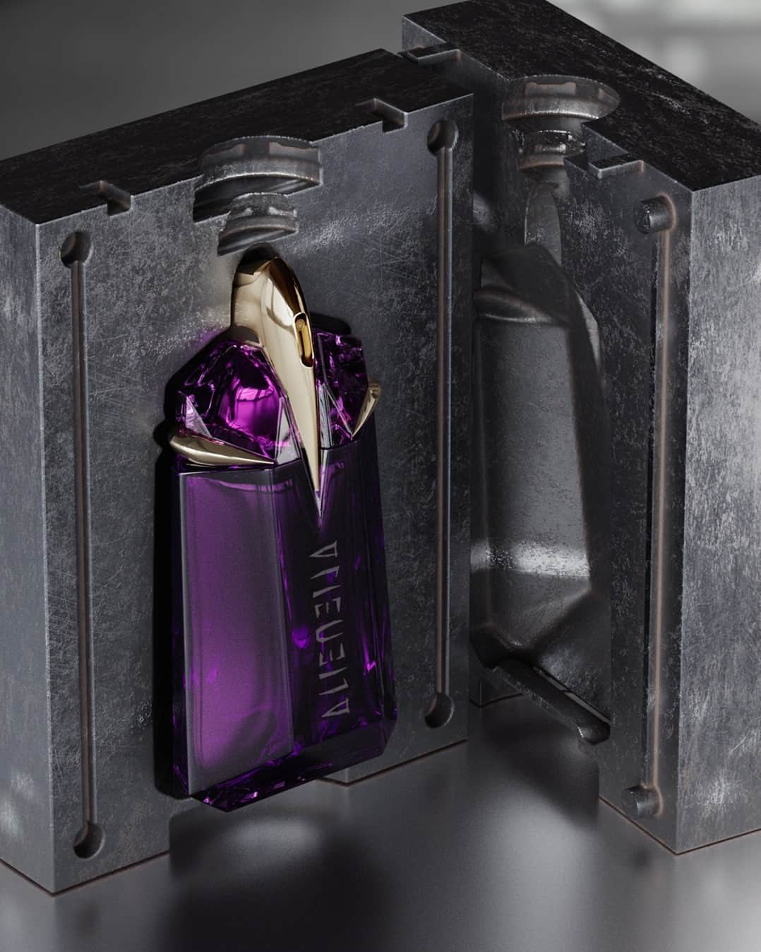 ミュグレーさんのインスタグラム写真 - (ミュグレーInstagram)「Crafted with the imagination, inspired by the amethyst, cut like a jewel: Alien discloses some otherworldly force.  #mugler #mugleralien #fragrance #cgi」10月29日 1時30分 - muglerofficial