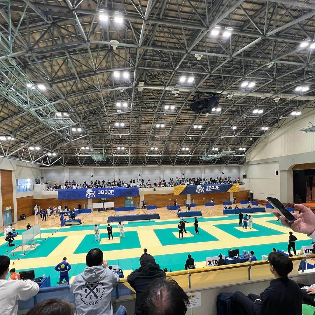 のインスタグラム：「今日はJBJJF主催の関東柔術選手権に参加してきました。 結果は初戦敗退。負けメダル。 言い訳無し、ただ悔しさが尋常じゃない。 技術と気持ちが足りなかった。 修正して、練習します。 セコンドをしてくれたコウヤさん、ジエゴさん、トシさん、声かけて頂いた道場の皆さんありがとうございました。 そして参加された皆さん本当にお疲れ様でした。 次回はやったります！」