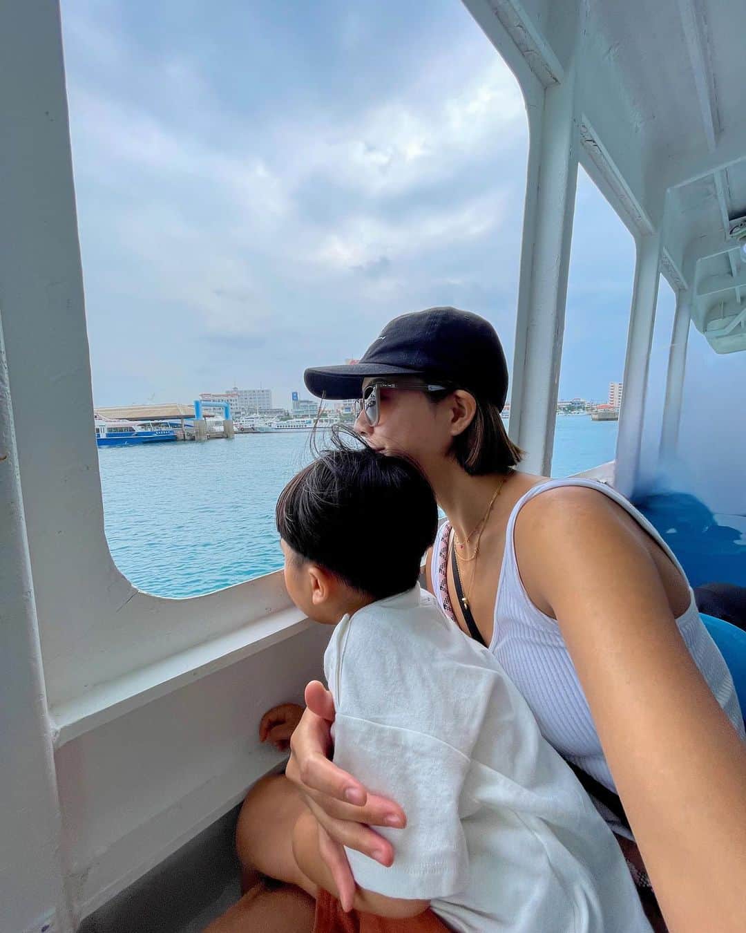 のインスタグラム：「竹富島2人旅の思い出🌺  お仕事で行った以来2回目の訪問は息子と一緒に行ってきました⛴️✨  島を自転車で回るのは初めてのことだったから不安もあったけど息子も楽しそうにしてました🥰  ただ電波が弱くて地図読むのに一苦労しました🥹🗺️w  滞在時間4時間でランチ→アイスキャンディ屋さん→西桟橋→コンドイビーチ→カイジ浜を満喫✨  海はほんとに静かで驚いた😳  こんな静かな海あるんだね🌊  ちょうど帰りの時間に息子は自転車降りたところで抱っこで寝てしまいこれまた大変でしたが良い思い出がまた増えました🩵  #竹富島 #竹富島観光 #子連れ旅行  #石垣島 #沖縄」