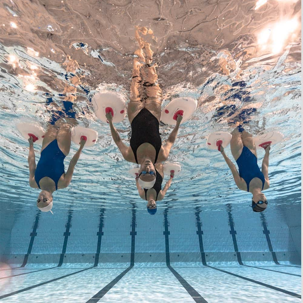 ヴィルジニー・デデューさんのインスタグラム写真 - (ヴィルジニー・デデューInstagram)「💦 SyNcHrO Training 💦 • Pendant vos stages …. Comment vous travaillez ?! Avez des éducatifs des outils pédagogiques.!!¿ • Petit Rappel les BIDONS que j’ai élaboré avec @natationartistique by @decathlon sont très utiles..  — Gestion de son Corps dans l’espace — travail de gainage à la verticale — aide à l’appuie & déplacement en planche à l’horizontale — Apprentissage du Coupe-Coupe correctement placé — Travail du Baraccuda du déroulé dans la bonne doerctio. (Sans avoir encore s’appuie) — Souplesse avec les élastiques en grand écart « debout » … — Souplesse active avec battement hors de l’eau (avec aide des flotteurs..) — Aide au positionnement horizontal/ ou verticale. —  et bien plus encore …………..  A commander sur le site de @decathlon  Et retrouvez mes TUToS sur ma chaîne YouTube dans la playlist « Tuto » avec Bidons …  On connaît les Bidons (de lessive - de camping..) Mais ceux là on était conçu pour être ergonomique et surtout j’ai voulu rajouter un élastique vraiment pour apprendre le coupe-coupe pour les débutants.. Il permet de conserver le mouvement à l’horizontale et trouver les bon appuis proche d’un corps…. Alors allez y tester et faites moi vos retours 💦🙏🏼🙏🏼🙏🏼  #athlete #swimmer #synchro #natationartistique #natationsynchronisèe #synchronizedswimming #artisticswimming @natationartistique @decathlon @nabaiji」10月29日 1時45分 - virginie_dedieuoff