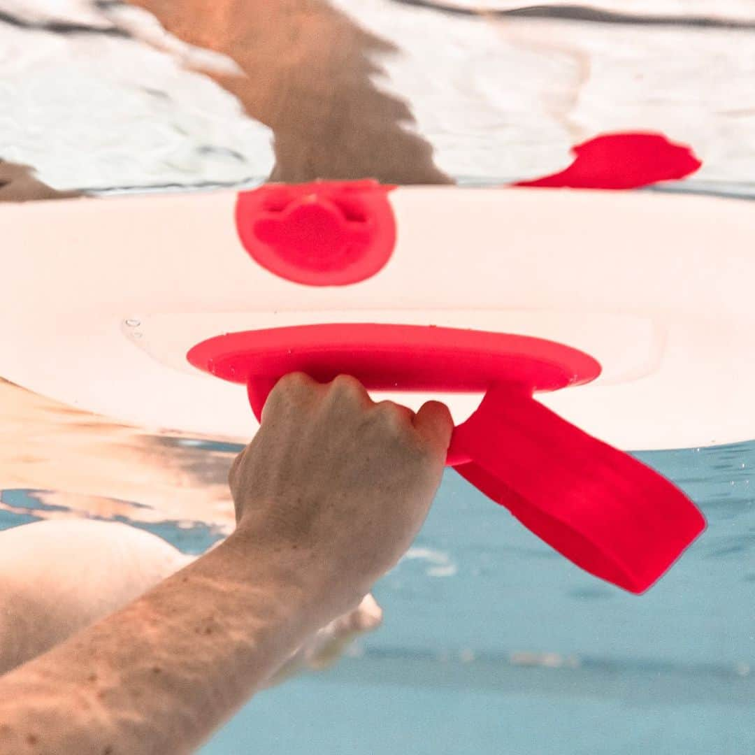 ヴィルジニー・デデューさんのインスタグラム写真 - (ヴィルジニー・デデューInstagram)「💦 SyNcHrO Training 💦 • Pendant vos stages …. Comment vous travaillez ?! Avez des éducatifs des outils pédagogiques.!!¿ • Petit Rappel les BIDONS que j’ai élaboré avec @natationartistique by @decathlon sont très utiles..  — Gestion de son Corps dans l’espace — travail de gainage à la verticale — aide à l’appuie & déplacement en planche à l’horizontale — Apprentissage du Coupe-Coupe correctement placé — Travail du Baraccuda du déroulé dans la bonne doerctio. (Sans avoir encore s’appuie) — Souplesse avec les élastiques en grand écart « debout » … — Souplesse active avec battement hors de l’eau (avec aide des flotteurs..) — Aide au positionnement horizontal/ ou verticale. —  et bien plus encore …………..  A commander sur le site de @decathlon  Et retrouvez mes TUToS sur ma chaîne YouTube dans la playlist « Tuto » avec Bidons …  On connaît les Bidons (de lessive - de camping..) Mais ceux là on était conçu pour être ergonomique et surtout j’ai voulu rajouter un élastique vraiment pour apprendre le coupe-coupe pour les débutants.. Il permet de conserver le mouvement à l’horizontale et trouver les bon appuis proche d’un corps…. Alors allez y tester et faites moi vos retours 💦🙏🏼🙏🏼🙏🏼  #athlete #swimmer #synchro #natationartistique #natationsynchronisèe #synchronizedswimming #artisticswimming @natationartistique @decathlon @nabaiji」10月29日 1時45分 - virginie_dedieuoff