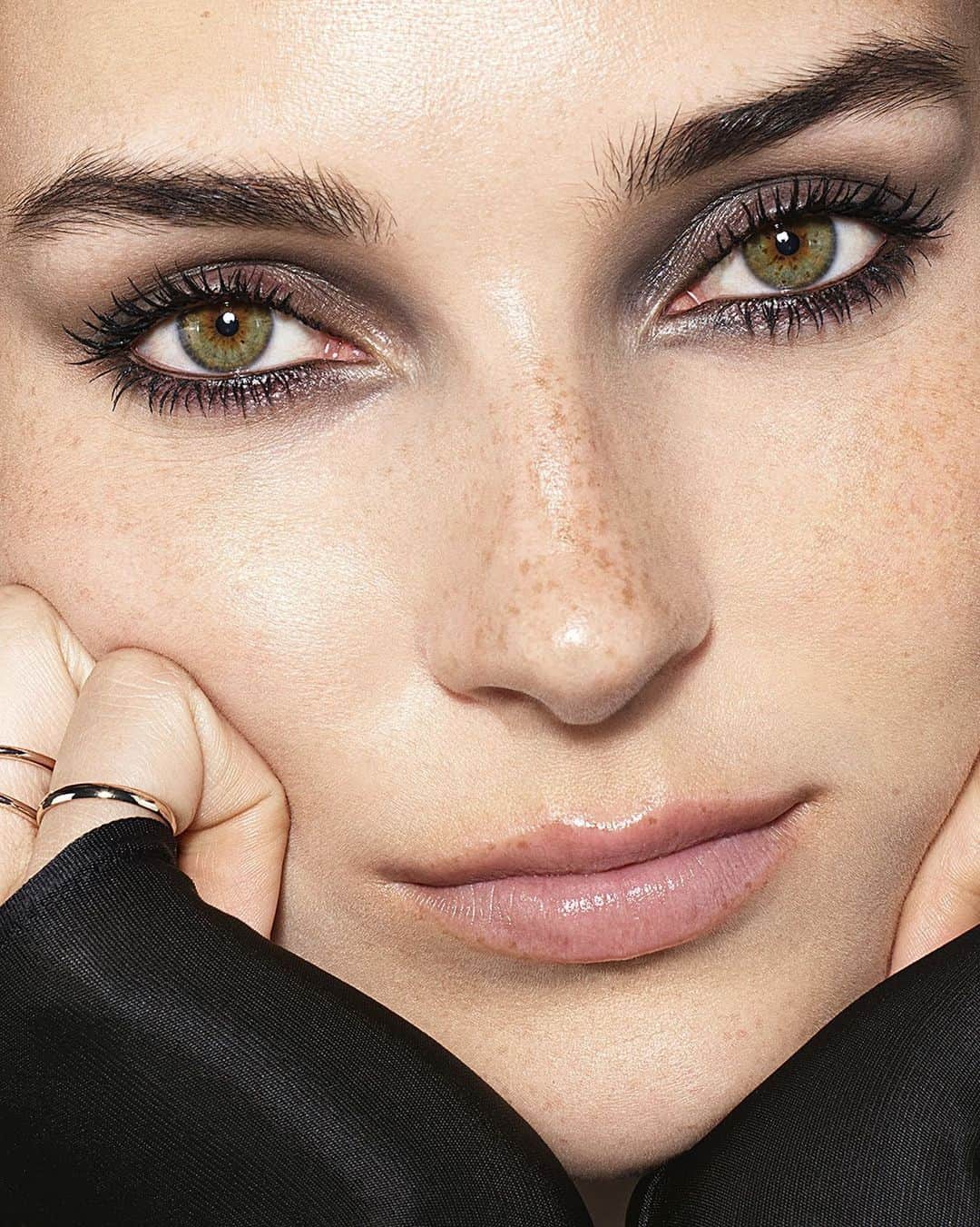 Clarins Canadaのインスタグラム：「Have you fallen under the spell of our NEW Ombre Skin eyeshadows?  Ultra-pigmented and long-lasting with 3 different finishes, they're perfect for a Halloween make-up look! 🕸️🖤 __________  Êtes-vous tombée sous le charme de nos nouvelles ombres à paupières Ombre Skin ?  Ultra-pigmentées et longue tenue avec 3 finitions différentes, elles sont parfaites pour un maquillage d'Halloween! 🕸️🖤 . . . #Clarins #MakeUp #Halloween」