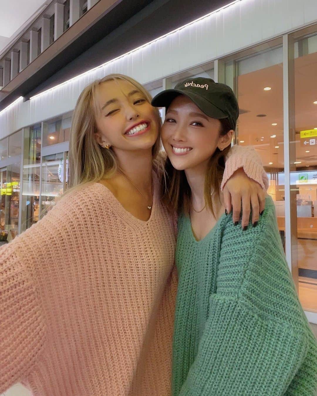 マイコ のインスタグラム：「* 親戚が集まる今日の予定。 決まった瞬間お母さんが、 まるで会う予定でもあるかのように 「10月29日ってユミの誕生日だよね？」って言ったw 私の友達の誕生日も歴代の彼氏の誕生日も きっと覚えてなかっただろうけど、 家族レベルで唯一、 インプットされてるんだって思ったら なんか、嬉しかったな🤭  happy birthday Yumi 🎂  愛情深くてまっすぐで、 やるからにはいつも全力で、 めちゃくちゃ可愛いのに こんなに面白くて 周りを元気に、幸せにする。  小さい頃から、 ユミにはそんな魅力が搭載されてたんだと思うけど でもちゃんと努力家で、頑張り屋さんで ものすごく周りを見てるし、気付ける人。 魅力を磨き続けることが出来る人。 出会ってもう15年くらい。ずっとそう。  そんなユミとだから どんどん未来は膨らみ続けていて これからも楽しみなことがたくさん待ってる。 うちら、どこまでいけるかな🤭💗 ばあちゃんなるまで隣にいて、 ばあちゃんなっても笑い転げていようね。 どっちかがよたついても、 2人でいれば、きっとまっすぐ歩けると思うから✨  本当におめでとう。 いつもありがとう。 これからも、よろしくね❤️  毎年LINE送ってるのに、 今年も伝えたい事が尽きずに けっこう長文送っちゃったなぁって思ってたら、 もっと長文で返信くれる本日の主役。 やっぱり新しい歳も、私はあなたが大好きです😆🩷 ・ ・ ・ ・ #yumi#birthday#Juliet」