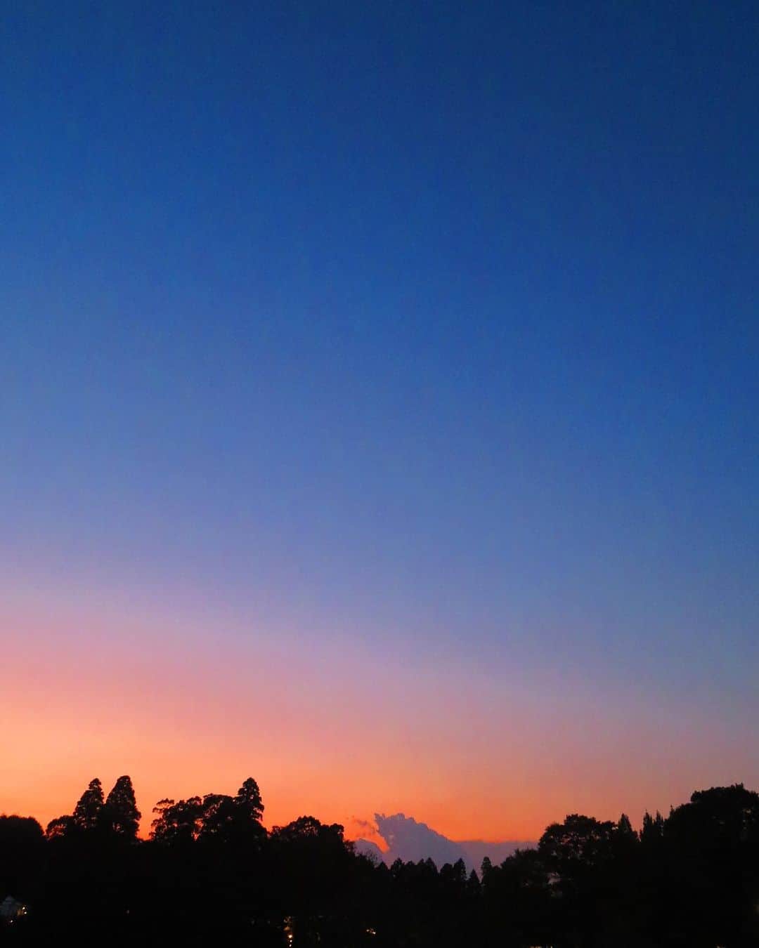 寺川奈津美さんのインスタグラム写真 - (寺川奈津美Instagram)「マジックアワー！ #グランピングで千葉県に #グラマラスなキャンプ #という意味らしい #どっちでもいい #空は最高にグラマラス」10月29日 1時55分 - natumikannnn