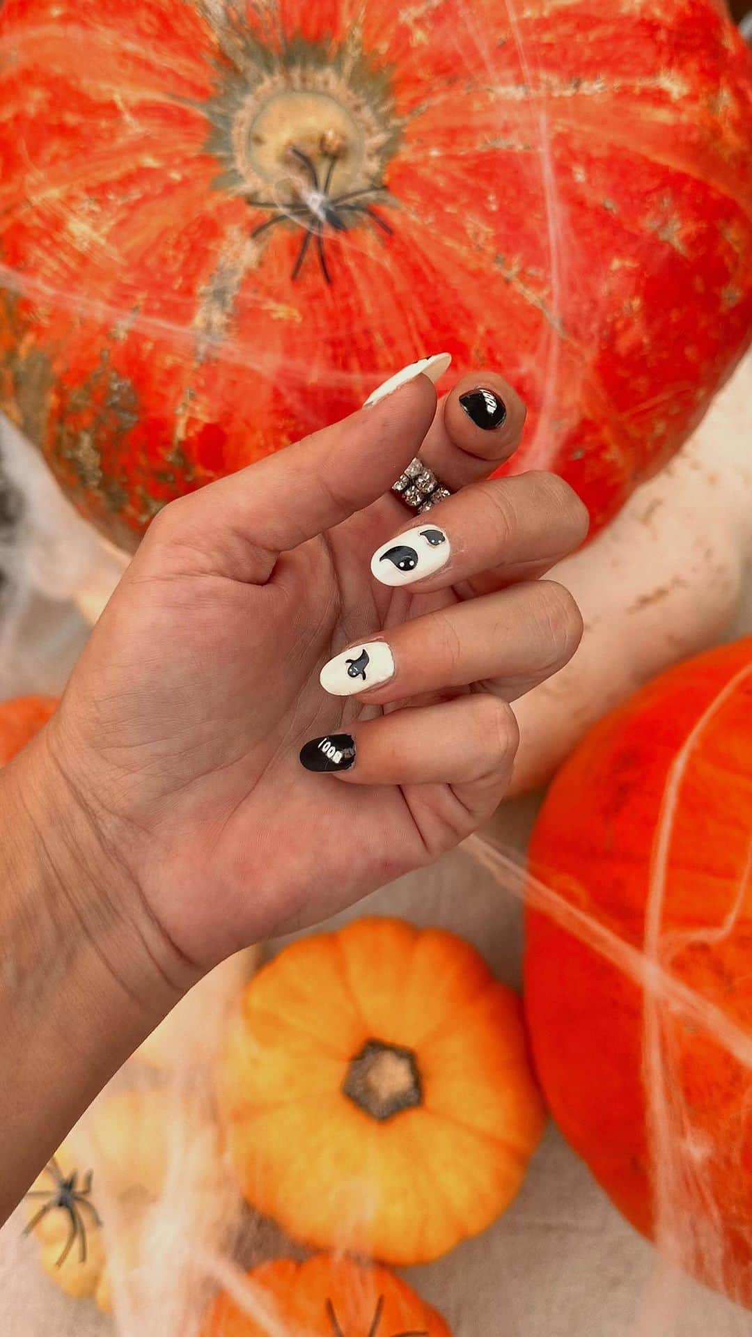 Collage Vintageのインスタグラム：「Spooky nails for #halloween #halloweennails 👻」