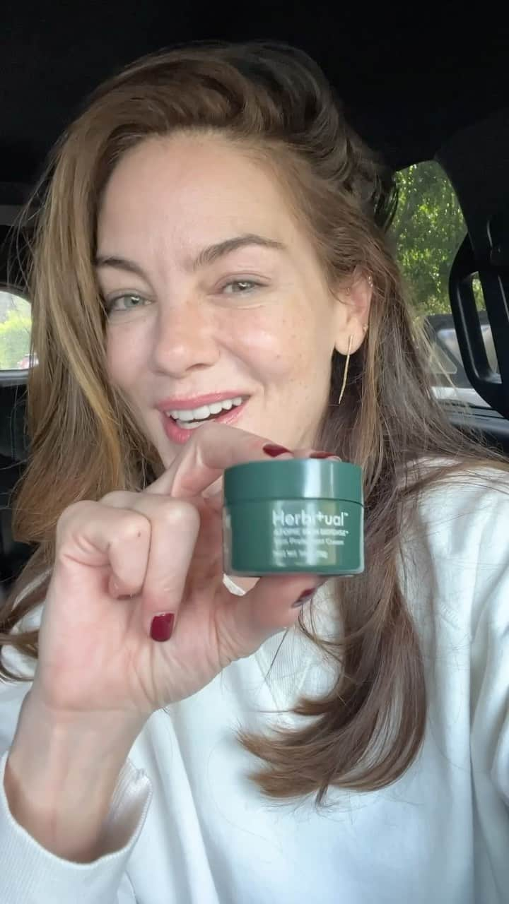 ミシェル・モナハンのインスタグラム：「A little eczema miracle - in a jar! 🌱@myherbitual #eczemaawarenessmonth #eczema #eczemarelief」