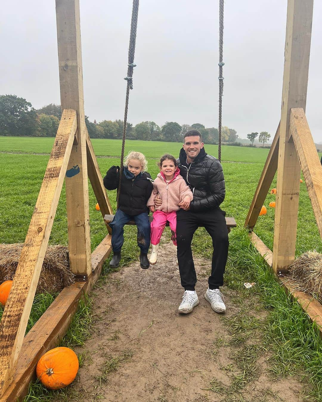 GazGShoreのインスタグラム：「Couple 📸 from the farm 📍 @horncastlefarm   Perfect saturday 🎃 🥰」