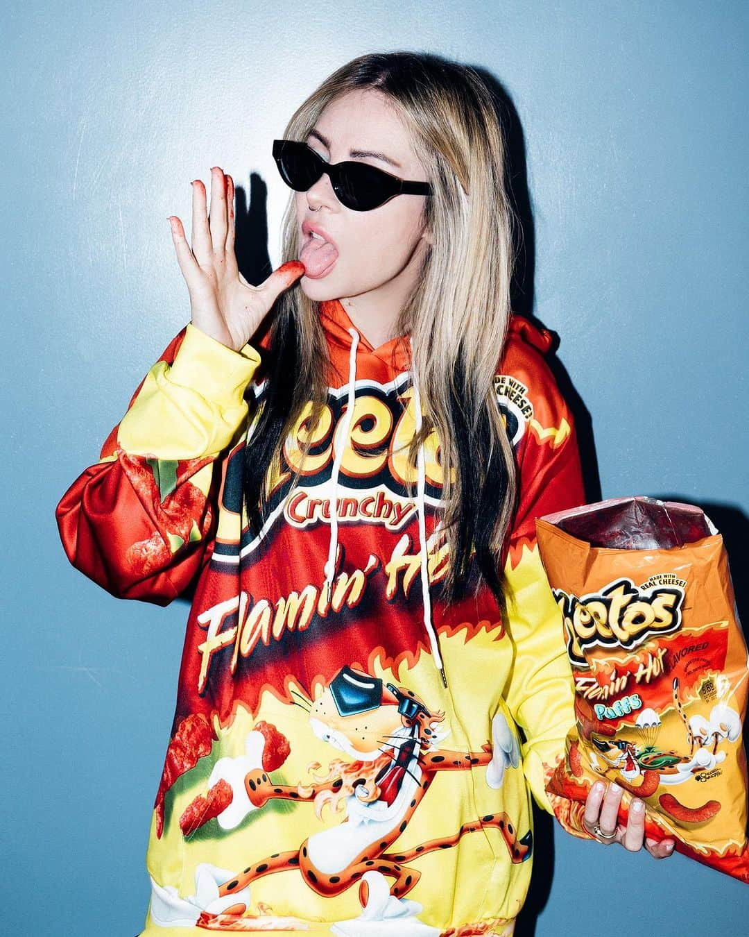 アリソン・ワンダーランドのインスタグラム：「FLAMIN HOT  1. A snacc  2. Snacc pt 2 3. Walking on a dream but make it techno  4. U don’t know - me 5. Losing control - @thewhytefang remix 6. Humble AW edit  7. Push up - AW X @subtronics remix  8. Collecting Kandi lol  9. Take it to reality - AW Justin jay remix  10. Snaccccc」