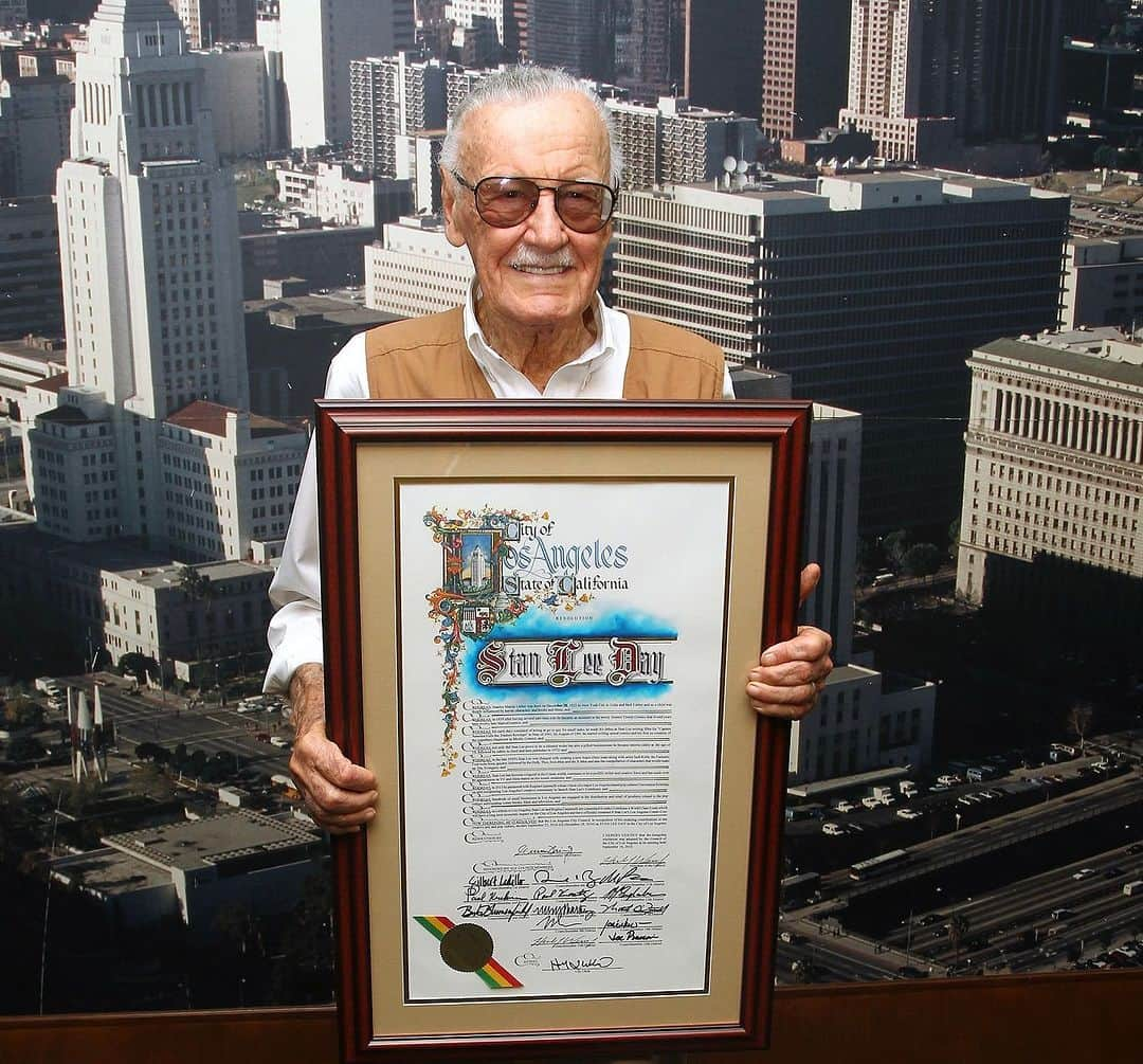 スタン・リーのインスタグラム：「Did you know? There are several Stan Lee Days you can celebrate coast to coast!   From New York to Los Angeles, Hawaii to Massachusetts, and many places in between, Stan was honored with his very own day in various cities, counties, and states.  Back in 2016, October 28 was touted as Stan Lee Day in Los Angeles. However, when you look at the certificate, the date reads either September 27 or December 28. 🧐 Talk about a discrepancy! But it just gives us another reason to celebrate The Man today, which is our favorite thing to do. #StanLee #StanLeeDay」