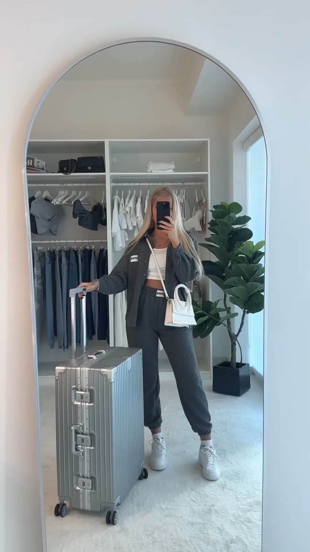 SHEINのインスタグラム：「Cozy clothes for holiday travel? Yes, please! @lisarosii ✈️  🔎 11992030 21020991  #SHEIN #SHEINforAll #SHEINstyle #fashion #chic」