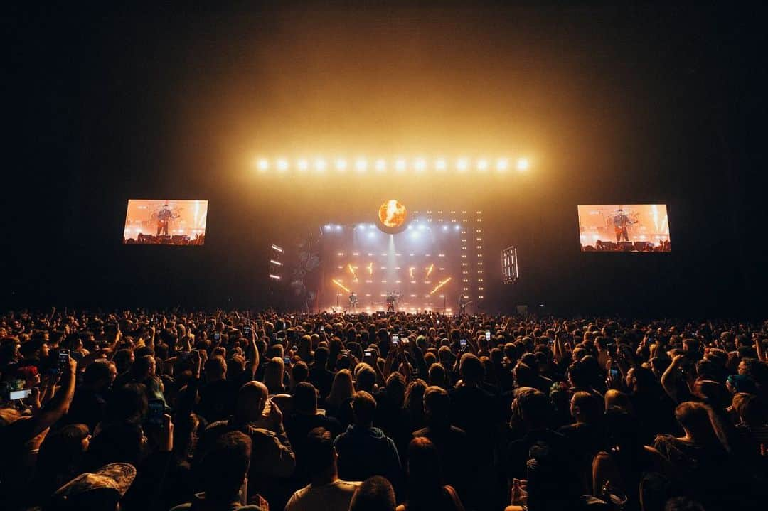 フォール・アウト・ボーイのインスタグラム：「✨ So Much (For) Leeds ✨  📸 @elliottxingham」