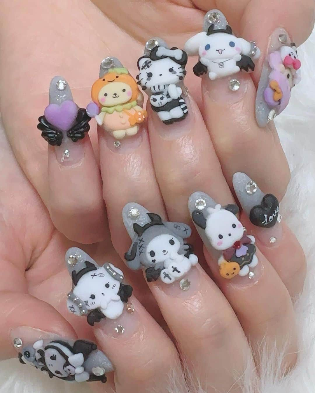 香織さんのインスタグラム写真 - (香織Instagram)「サンリオハロウィン🎃👻 モノトーン可愛い💕  #nail#スカルプ#japanesenails#キャラネイル#ハロウィンネイル#サンリオネイル#hellokitty#pompompurin#cinamoroll#cinamorollnails#シナモンネイル#地雷#地雷ネイル#量産型ネイル#大阪ネイルサロン」10月29日 12時55分 - kaorin47