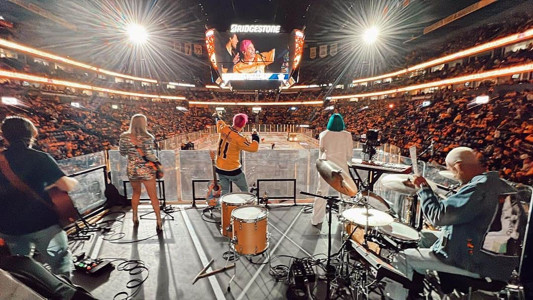 シェパードのインスタグラム：「What a welcome to our new hometown! Thank you to everyone who made this happen ❤️ #smashville #sheppard #popmusic」