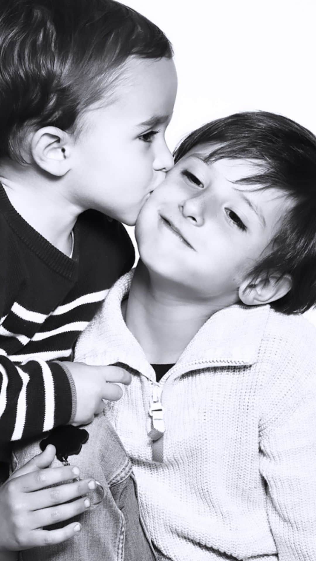 のインスタグラム：「• Mati es de otro mundo, UFFFFFFFF 👩‍👦‍👦👩‍👦‍👦❤️❤️」
