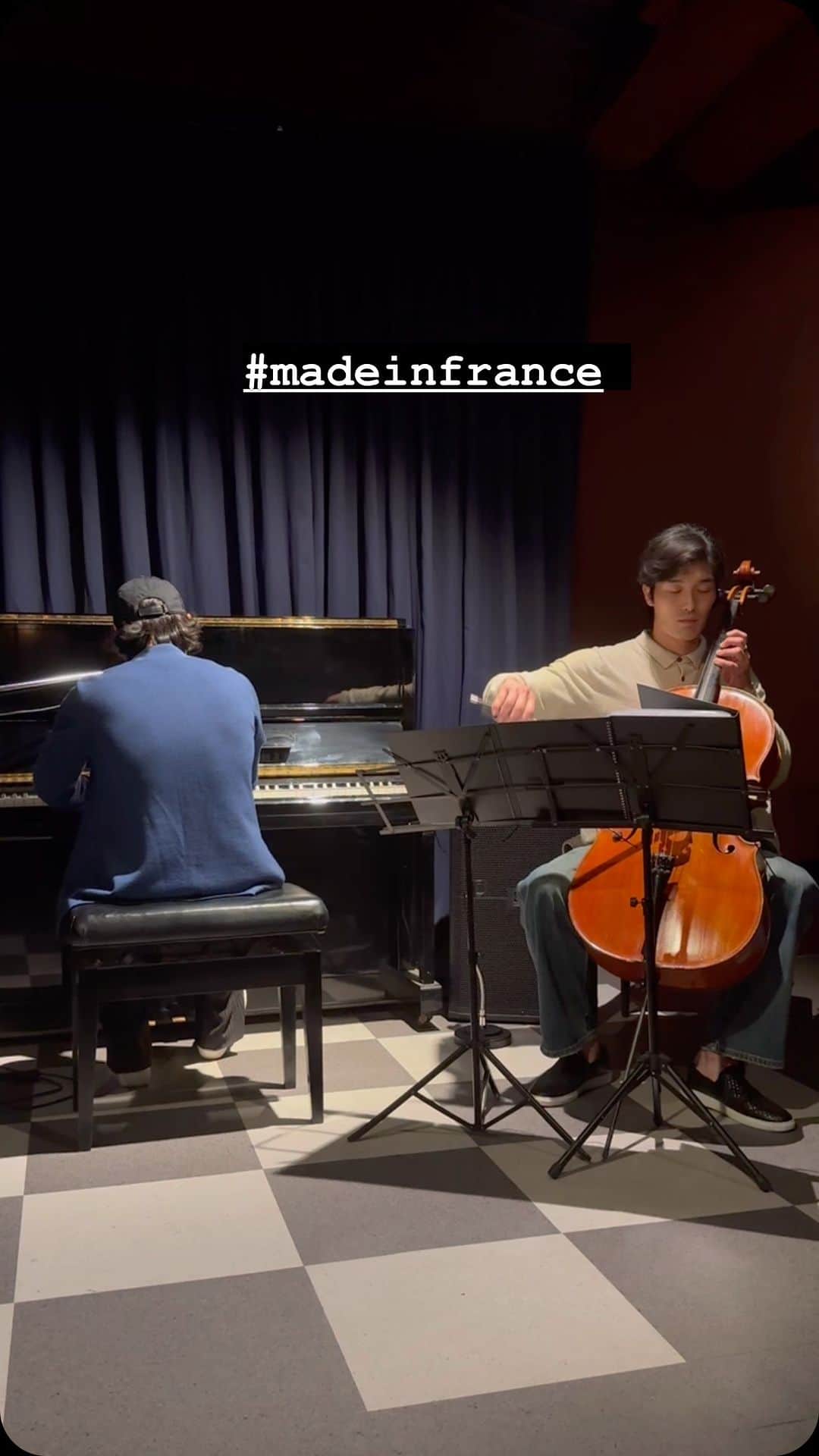 クァク・ヒソンのインスタグラム：「언제나연주해도 좋은곡 #madeinfrance #엄주빈 #곽희성 #cello #violoncelle  #paris #france #duo」