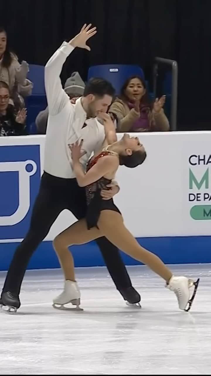 Skate Canadaのインスタグラム：「And the crowd went wild! 🔥🇨🇦🙌   Flawless performance. Fierce energy. Flying high. Deanna Stellato-Dudek & Maxime Deschamps earn the #SkateCanada International Title! 🥇⛸🇨🇦   #GPFigure #FigureSkating」