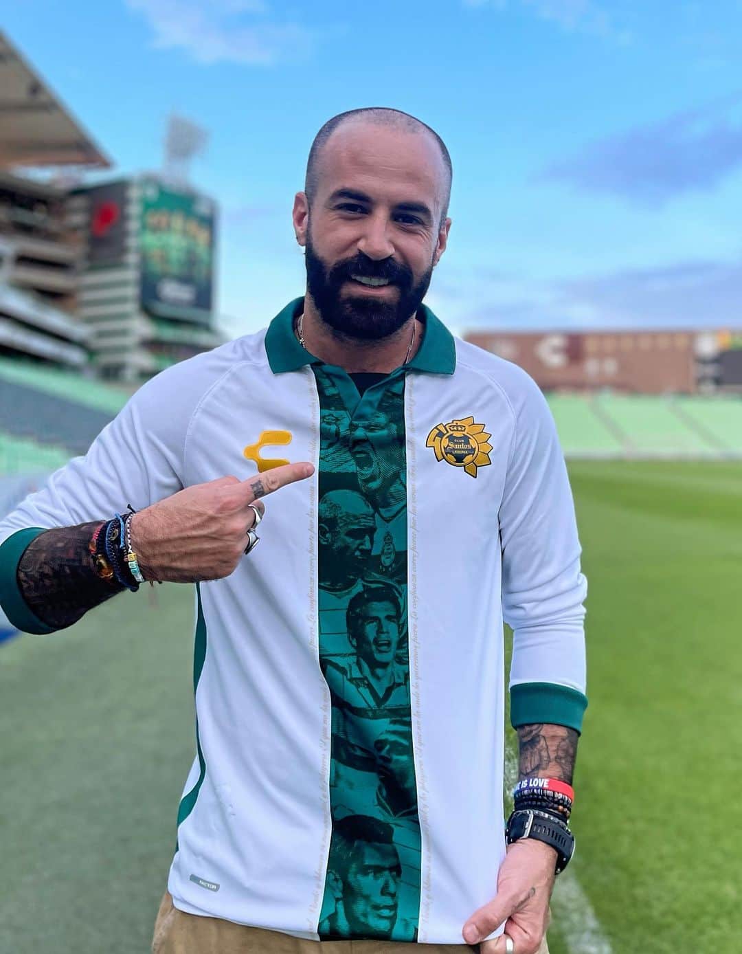 マルク・クロサスのインスタグラム：「Algún que otro Sábado Santo vivimos por aquí y hoy me vestí de gala para recordarlo. #PrimeroGuerrero #40Aniversario @clubsantos」