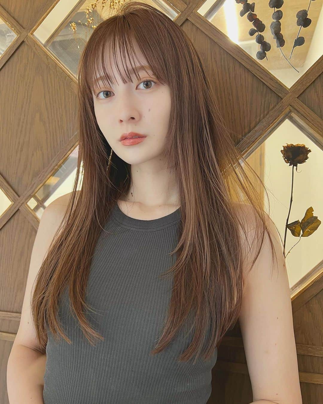 兼井遼のインスタグラム：「マロンベージュ＊  柔らかくほつれるヘア😌  ツヤのある 暗くても透明のある カラーならお任せください☺️  10月11月のご予約も まだまだお取りできます🙇🏻  ご質問などは コメントにてお問い合わせください！😌  #ケアカラー  #ヘアアレンジ  #ケアダブルカラー  #巻き方  #髪質改善カラー  #イルミナカラー  #ミルクティーベージュ #グレージュ  #ケアブリーチ  #ハイライトカラー  #ハイトーンカラー  #ブリーチ  #ダブルカラー   #インナーカラー  #オリーブアッシュ  #グラデーションカラー  #グレージュカラー  #ツヤトーン  #パーマ  #艶髪  #外国人風  #髪質改善トリートメント  #くびれヘア  #シースルーバング  #髪質改善  #ラベンダーグレージュ  #オリーブグレージュ  #トリートメント  #ヘアアクセサリー　#インナーハイライト」