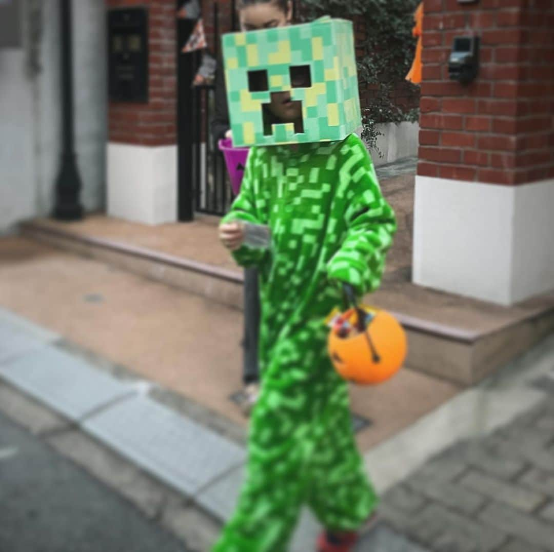 水谷さるころさんのインスタグラム写真 - (水谷さるころInstagram)「ハロウィン🎃中の息子。去年に引き続きマイクラ。去年と同じでいいと言われたので、良かった。ムジュラの仮面も案としてあったけど、またの機会に…。」10月29日 11時46分 - salucoro