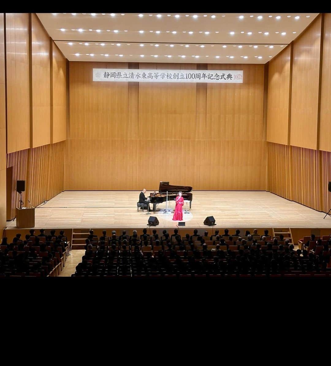 森山良子さんのインスタグラム写真 - (森山良子Instagram)「今日は待ちに待った大阪フェスティバルホールです💓 昨日は清水で指揮者の鈴木織衞さんの故郷の出身校、清水東高等学校創立１００年のお祝いコンサート。いつもはオーケストラの指揮をしている織衞さんのピアノで演奏でコンサート。ずっと🏠であり物で済ませて来たので新鮮なお魚が身に染みて嬉しい。清水港の 市場に行きため息をつく１日でした。 好きだわー市場❤️ いっぱい栄養とったから今日の大江フェスティバルホールもフアィトでお客様ど楽しみまーす。フェスティバルホールでお待ちしています。」10月29日 11時49分 - ryoko5699