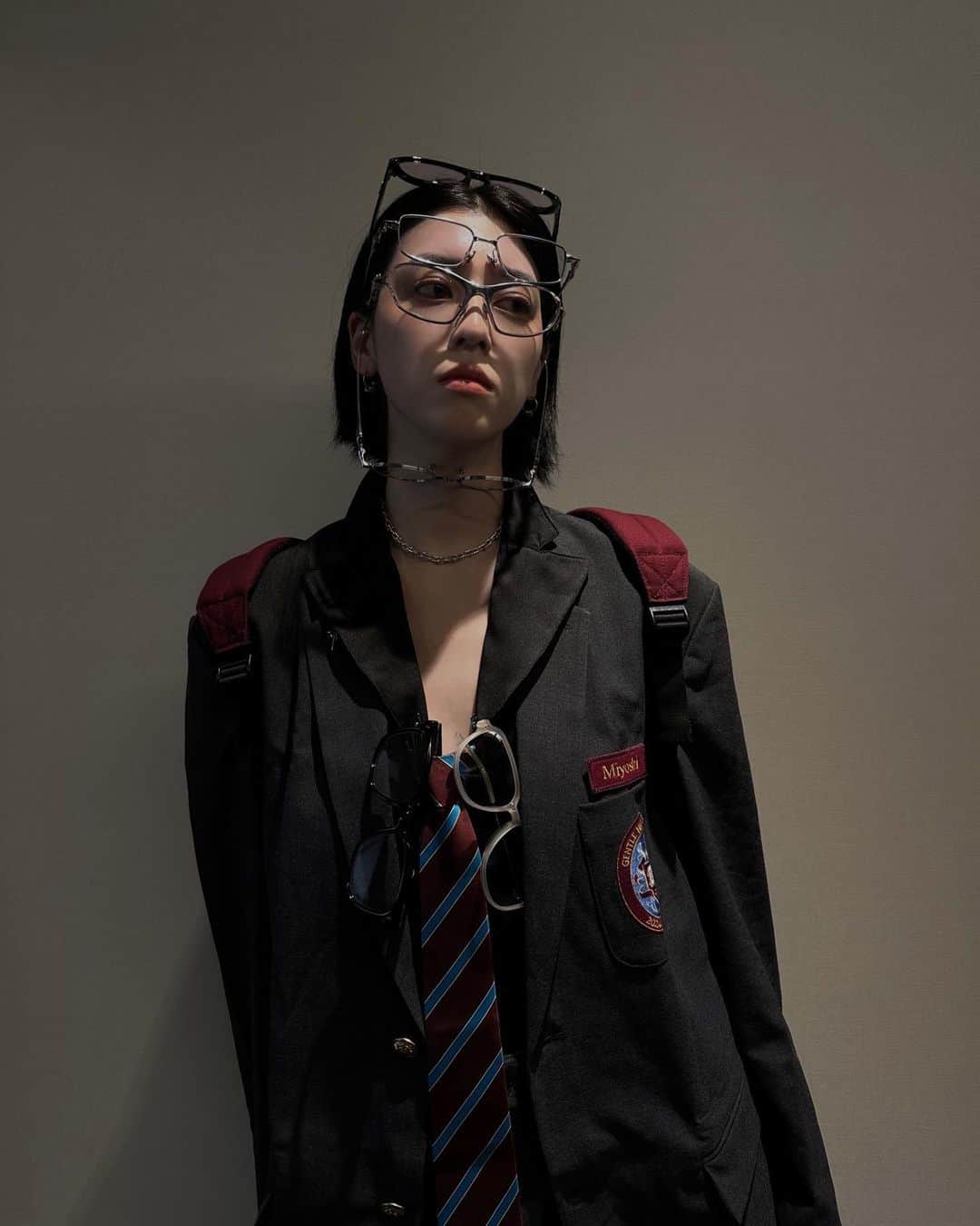 三吉彩花のインスタグラム：「몇학년 몇반에 입학할ㄱㄱㅏ..요..????  @gentlemonster」