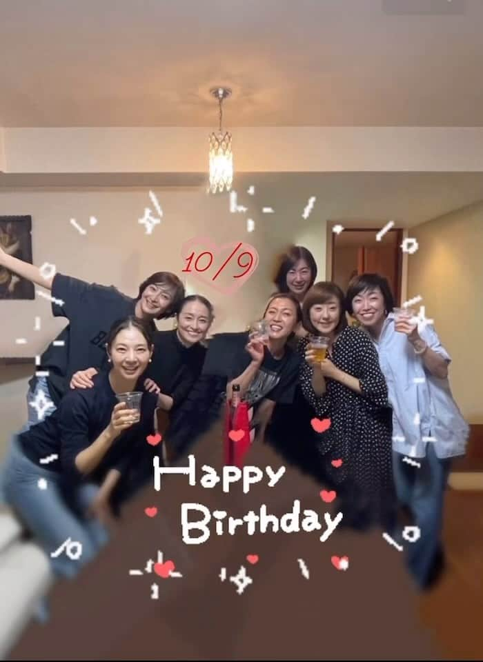 安蘭けいのインスタグラム：「誕生日当日。 私の稽古が何時に終わるかわからないという状況の中、時間をあけて待っていてくれて、集まってくれた仲間たち❤️ いつもほんとにお世話になってるし、なんならお世話もしてるよねー、と言えちゃう人達😁 かけがえのない仲間、ほんとに😍  いっぱいいっぱいありがとう❤️❤️❤️ 大好き❤️❤️❤️   #誕生日ウィーク #まだまだ続くよ #どこまでもw #何度助けられたかわからない #これからも助けてねw」