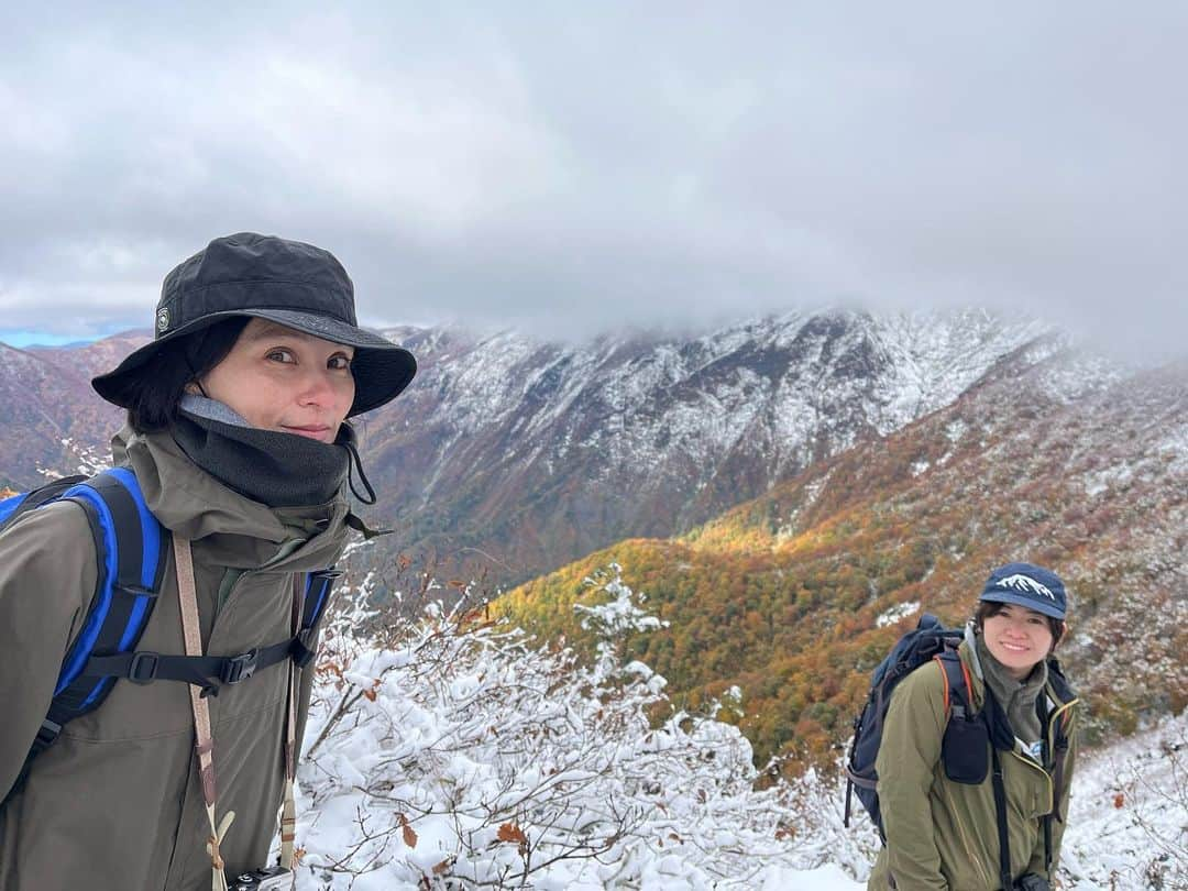 田沢美亜さんのインスタグラム写真 - (田沢美亜Instagram)「念願の谷川岳登山は雪で断念。 リフトから降りたすぐ目の前の景色は 紅葉と雪の幻想的な世界でした。  登山はできなかったけれども、この景色に出会えたことに感謝ですね。美しかった〜✨  来年までお預けですが、楽しみがふえたと言う事でまた来年よろしくお願い致します⛰️🙏  2023.10.22  #谷川岳登山 #初登山デビューならず #極寒 #mounttanigawa #群馬 #田沢美亜 #tthreefarm #二拠点生活」10月29日 11時58分 - miatazawa