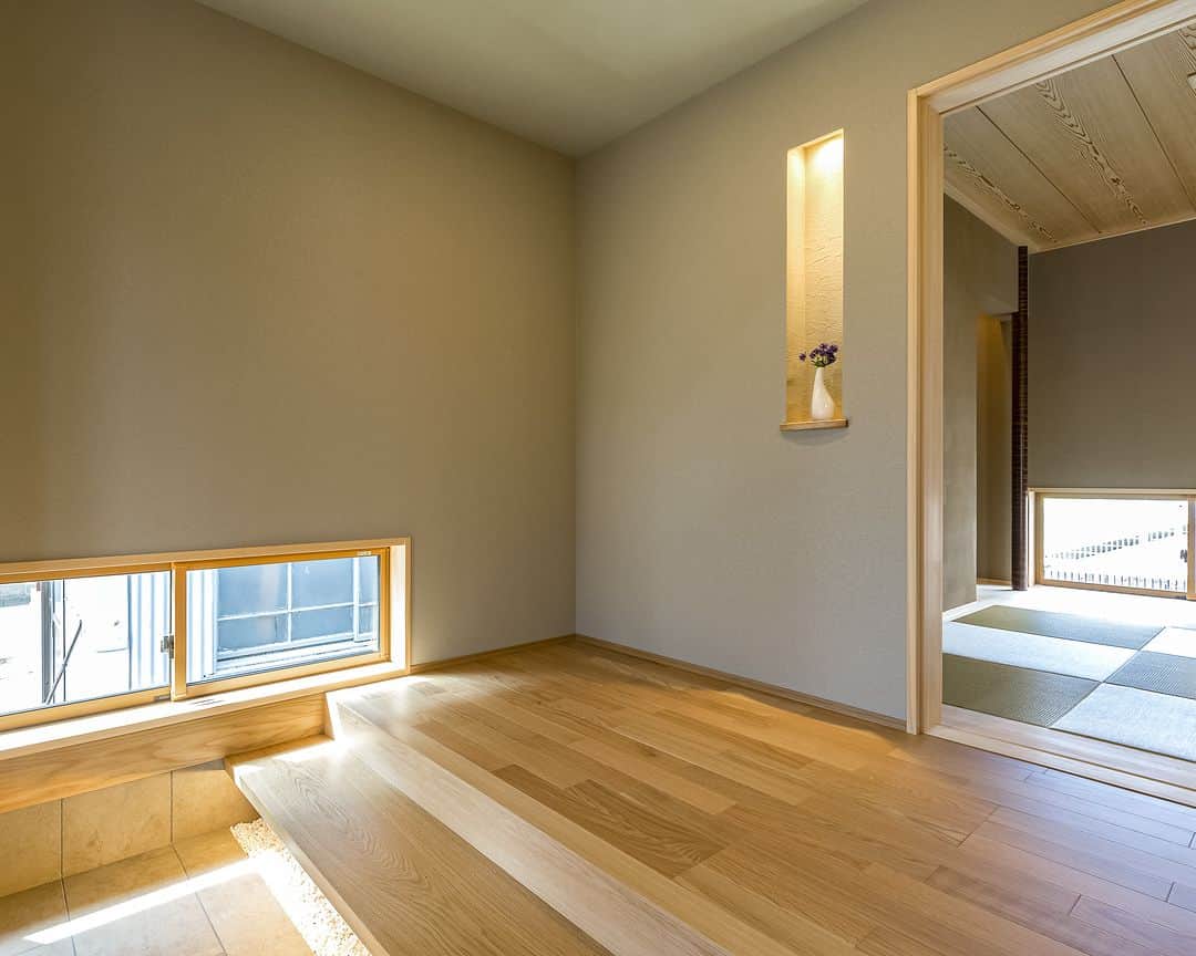 OKOCHI STYLE(香川県) さんのインスタグラム写真 - (OKOCHI STYLE(香川県) Instagram)「ステキなおうちの内装特集♩  ーーーーーーーーー 香川県で木の家を建てる #大河内工務店  #施工事例 を多数ご紹介しています。 ▷ @okochi.komuten  創業1953年。 #上質な家 をていねいに。 #自然素材 と技術にこだわった家づくりをしています。  🗾施工エリア 香川県・愛媛県（四国中央市） その他エリアはご相談ください  お問い合わせやご質問は DM、コメント、HPにてお気軽にお問い合わせください。  ーーーーーーーーー 資材倉庫をリノベーションした #わが家ギャラリー木きん堂 ギャラリーのご案内やcafeの情報をお届けします🌟 ▷ @mokkindo.cafe ーーーーーーーーー  #香川県 で #注文住宅 を建てるなら大河内工務店 ▷ @okochi.komuten  #一級建築士事務所 #自由設計 #木の家 #木の家づくり #自然素材の家 #無垢材 #新築 #新築一戸建て #マイホーム #マイホーム計画 #インテリア #家づくり #工務店だからつくれる家 #暮らしを楽しむ #香川新築 #香川注文住宅 #香川イベント #香川の家 #香川県工務店 #内装」10月29日 12時00分 - okochi.komuten