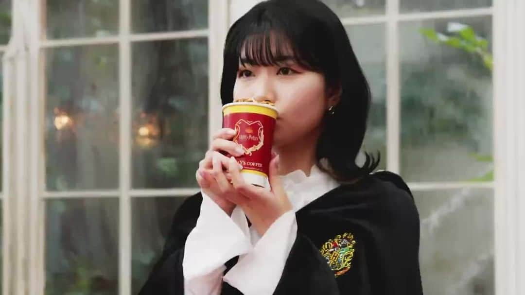 のインスタグラム：「タリーズコーヒーとハリー・ポッター魔法ワールドのコラボレーションしたドリンクやスイーツをご紹介🦉✨  もっと見たい！方は @tullyscoffeejapan 公式HP内の特設ページよりご確認ください。 https://www.tullys.co.jp/cpn/harrypotter2023_oct/  #タリーズハリポタコラボ #タリーズ #ハリポタ #ハリーポッタ―」
