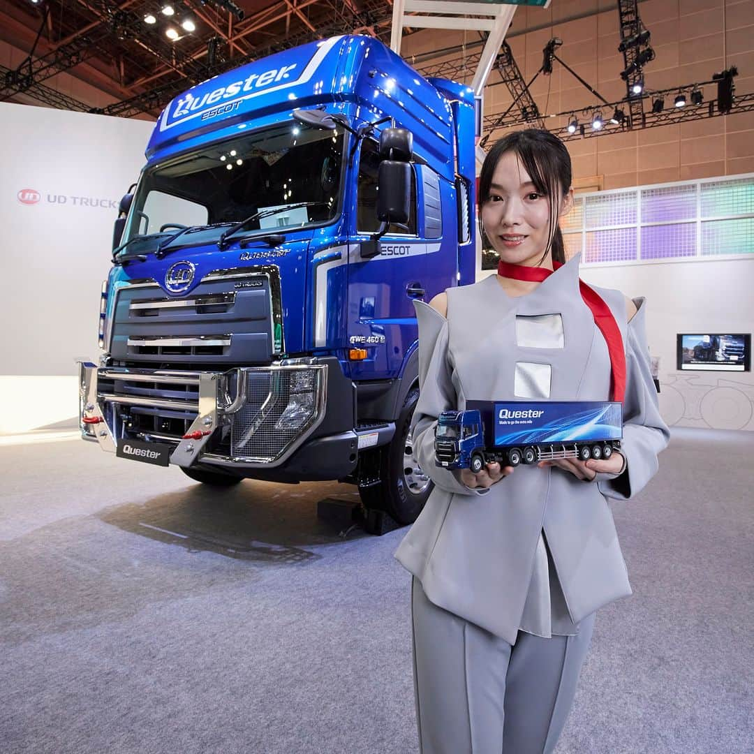 ＵＤトラックスのインスタグラム：「＼Japan Mobility Show 2023出展物紹介③クエスター／ 欧州連合（EU）が定める排出ガス規制「ユーロ５」に準拠した新興国専用の大型けん引車。新興国における工業化と経済成長に伴って各国で大気汚染が深刻化する中、環境負荷低減を念頭に、尿素選択還元型触媒システム（SCR）技術を搭載しました。クエスター発売から10年。現在、約50ヶ国で社会インフラを支えています。  普段は一般販売していないミニチュアモデルをJMS会場で販売しています。 いすゞグループのブースにぜひお越しください。  ◆ISUZU & UD Trucks JAPAN MOBILITY SHOW 2023 Special Website https://www.isuzu-ud-jms2023.com/  ◆販売商品一覧：https://www.isuzu-ud-jms2023.com/ud-sale-Items  ＼Introduction of UD Trucks Exhibits at Japan Mobility Show 2023 ③ Quester／ The heavy-duty Quester GWE 6x4 is designed exclusively for emerging markets, complying with Euro 5 emission regulations set by the European Union (EU). Equipped with the UD Selective Catalytic Reduction (SCR) system, the truck reduces harmful pollutants that are produced during combustion, helping address pollution concerns facing growing economies around the world. Ten years have passed since the Quester was launched and it is currently supporting transport in about 50 countries.  Scale models, which are not usually sold to the public, are available for sale at the JMS venue. We hope to see you at our booth!  ◆ISUZU & UD Trucks JAPAN MOBILITY SHOW 2023 Special Website: https://www.isuzu-ud-jms2023.com/?a=no&lang=en  ◆List of goods: https://www.isuzu-ud-jms2023.com/ud-sale-Items?lang=en  #udtrucks #udトラックス #isuzu #いすゞ #quon #quester #fujin #クオン #クエスター #風神 #JMS2023 #Japanmobilityshow #ジャパンモビリティショー #udjms2023」