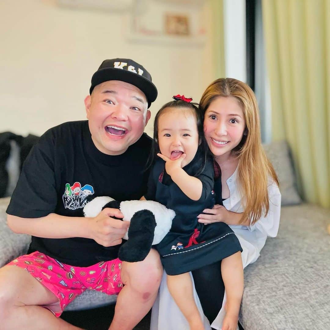 内山信二のインスタグラム：「応援して下さっている皆様へ この度第二子を授かる事ができました  無事安定期にも入り 順調にいけば来年3月頃の出産予定です  新しい家族が増える事を 家族みんなで楽しみにしながら、 残りの3人での生活を たくさん満喫しようと思っています😊😊  まだまだ不安事もありますが、 これからも どうぞよろしくお願い致します☺️  内山信二　琴　絃」