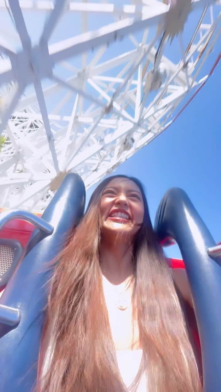 Kim Chiuのインスタグラム：「Take me back to this happy place!!!!😍🎢  As an adrenaline junkie, a roller coaster ride never fails to give me that satisfying feeling of “something” that I can’t explain.😅 Solo rider lane is always the best and faster lane kaya ending 3x ako sumakay ng rollercoaster! One is to enjoy the moment, and two is to video myself(la lang). Three is to be carefree. I just raised my hand throughout the ride and “waaahhhhhh”!!!!🤣🥰😍 Saya!!! Papunta na sa unli-ride kaso nahiya na ako sa mga nagbabantay duon sabi nila. “it’s you again.” Sabihin ko sana “yes its ME, HI, Im the problem it’s me.” Kinanta mo noh?!😅 k waley!  Bye!!! 🤣 Happy Sunday everyone!!!!💗   #AdrenalineJunkie #rollercoaster #DisneyAdventure  #Chiurista」