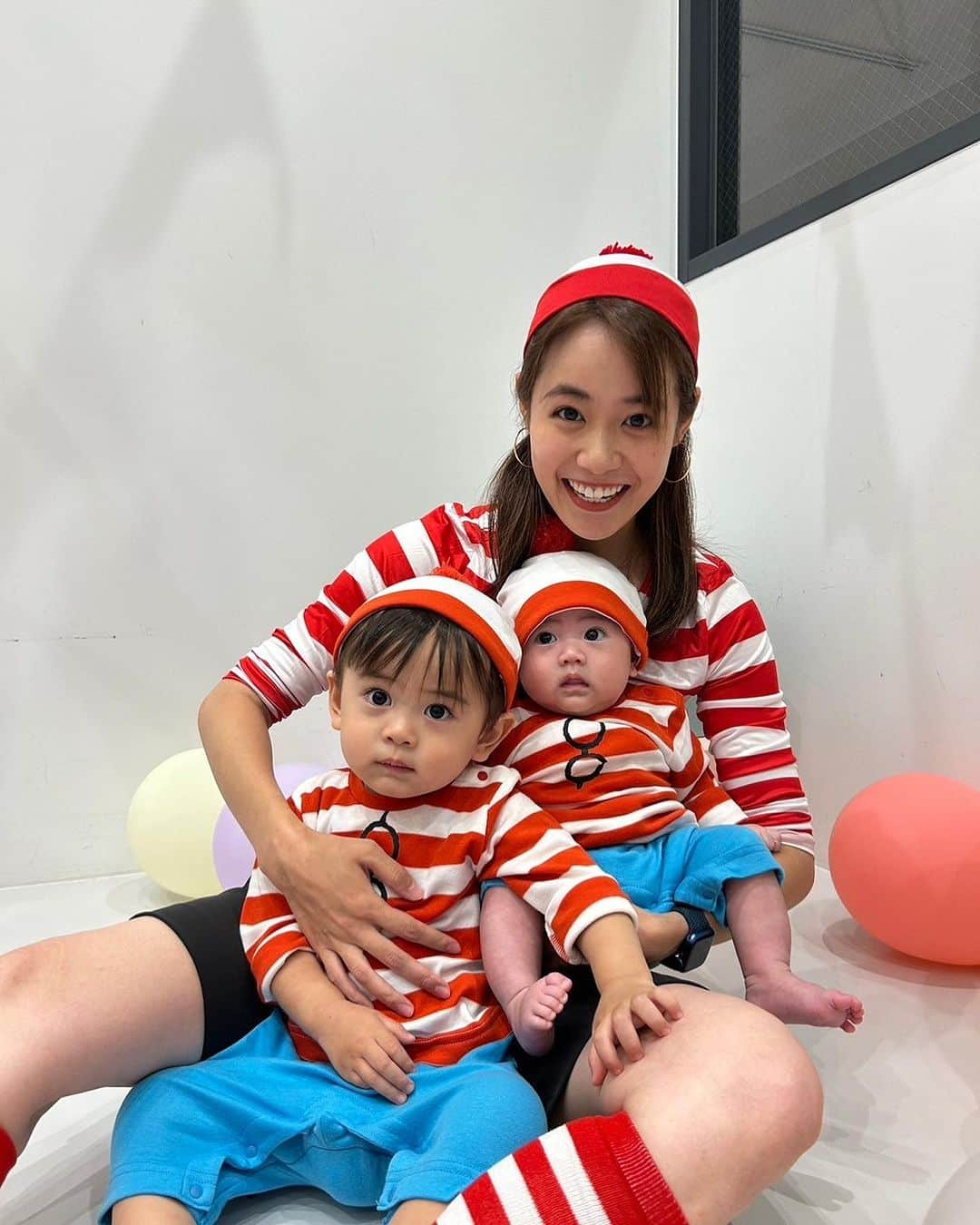 VANRIのインスタグラム：「Where’s Wally?!🎃❤️🤍 もうすぐみんな２歳になるので合同バースデー＆ハロウィン with @the_buffalo_babies (←更新ストップしてるぞみんな😂w) 今年は新たな仲間が３人増えて更に賑やかに✨ (産後すぐで来れなかったゆりかのnew baby合わせると４人‼︎w) 大好きすぎる個性豊かな仲間たち♡ みんなみんな生まれてきてくれてありがとう♡♡♡ そして今年もお世話になりました @culaful  #ウォーリーをさがせ  #ハロウィン #halloween #コスプレ」