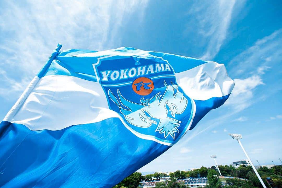 横浜FCのインスタグラム：「四半世紀前の今日。 エンブレムに不死鳥が羽ばたくきっかけとなった日。  歴史を刻んできてくれた戦友たち、 今まさに歴史を共に歩んでくれている皆さんへの感謝。 そして新たな出会いも楽しみに。  横浜FCを愛する全ての人々と これから先の25年も共に。  #yokohamafc  #横浜FC  #10月29日 #Jリーグ #JLEAGUE #HAMABLUE」