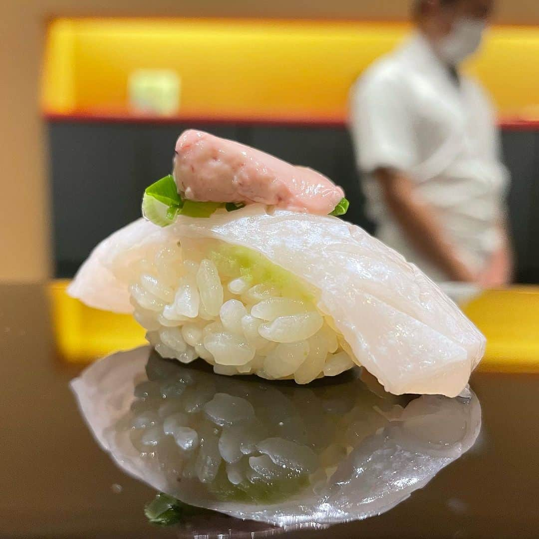 SUSHI KANDA • 寿司神田のインスタグラム：「For reservation: 099.606.0013 Or Line ID 027126639  #sushikanda #sushi #japanesecuisine #sashimi #foodporn #aroi #aroiibkk #ginraidee #paigingun #wongnai #edtguide #bkkmenu #starvingtime #寿司神田 #寿司スタグラム #鮨 #寿司 #すし #バンコク寿司 #銀座グルメ #赤酢 #横井醸造」