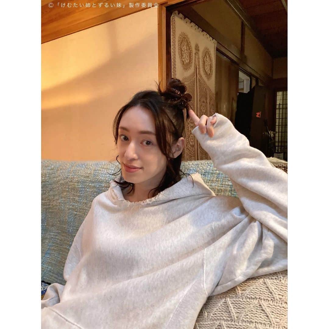 けむたい姉とずるい妹のインスタグラム：「. 部屋着のじゅん( #栗山千明 さん) 縁側密会前のオフショット📸  ／ 『#けむたい姉とずるい妹 』 第4話は明日！ 10/30(月)夜11:06放送🪄 ＼  1～3話は #TVer で無料配信中🎗 tver.jp/episodes/ephmzz9lqr  U-NEXTなどでも配信中💠  #テレビ東京 #けむずる  #栗山千明 #馬場ふみか #栁俊太郎  #桜田通 #雛形あきこ  #オフショット」