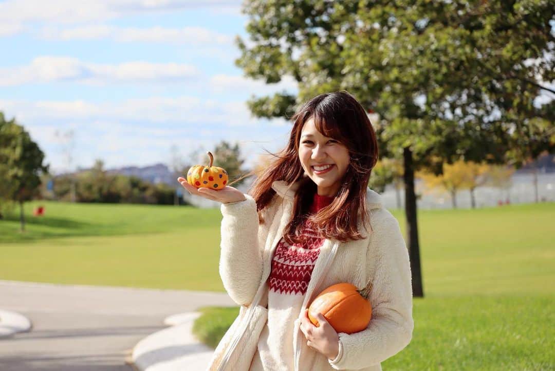 のインスタグラム：「🎃 マンハッタンからフェリーで約10分⛴️  ガバナーズアイランドに先日行って来ました〜😆🎀  お目当てはパンプキンパッチ🎃✨ たくさんのパンプキンの中から 家に持ち帰って飾るお気に入りを探しましたよ〜🥰  手乗りサイズのミニパンプキンの ペイントにも挑戦🎨 久々に絵の具を使って楽しかったな😁😁  島からは自由の女神も見えましたっっ😆🗽 青空の下、のんびりゆったり癒しの時間💓  天気予報が外れてしっかり晴れてくれて 本当に良かったなぁ🥹🩷  #governorsisland #pampkinpatch #halloween  #ガバナーズアイランド #パンプキンパッチ #アメリカ生活 #アメリカ暮らし #ニューヨーク #ニューヨーク生活  #ニューヨーク暮らし #ニューヨーク在住 #Newyork #NYC #NY #アメリカ在住日本人 #帯同妻 #渡米記録 #海外生活 #travel #trip #旅行好き #アナウンサー #フリーアナウンサー #荒木優里 #荒木優里のゆるりアメリカ生活」