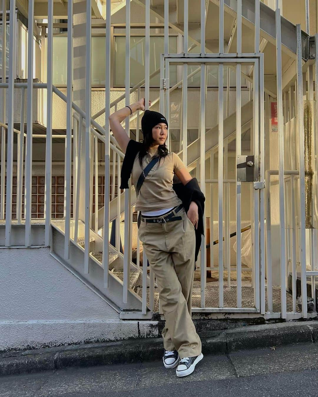 須田朱音のインスタグラム：「🖤  わかる人にはわかる…JUNGKOOKコーデ笑 @supremenewyork  @calvinklein  @miharayasuhiro_official   ミハラのスニーカーは、 セブチのみんなも履いてて嬉しいヲタク👟  ただ、このスニーカー履いて踊ったりしてるんだけど 私からしたら信じられない… ぜんぜん曲がらんし、重いのよ。。。  #jungkook コーデ♡ #supreme #calvinklein #miharayasuhiro」