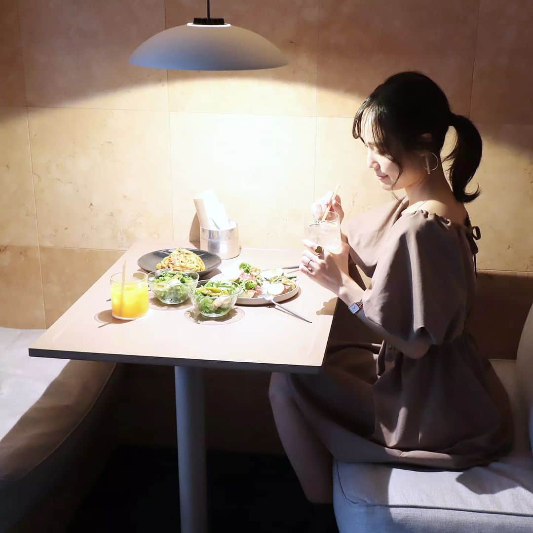 Eri Satoのインスタグラム：「【🍀abno/DDD HOTEL🍀】 · ちょっと前だけど 行きたかった DDD HOTELの2階にあるカフェ、abno @dddhotel @abno.jp  · ホテルに泊まっても 泊まらなくても利用できるカフェだよ☕ 内装もドリンクもプレートもぜーんぶお洒落✨ 美味しいし楽しかった🥰 · ホテル自体もギャラリーみたいで とっても素敵✨ · · 【abno】 〒103-0002  東京都中央区日本橋馬喰町2丁目2−1,  DDD Hotel, 2F · 8時00分～18時00分 · JR馬喰町駅C4出口より徒歩1分 · · #さとえりおでかけ #馬喰町#馬喰町カフェ #馬喰町ランチ#ホカンス#女子会#デート#さとえりCAFE」